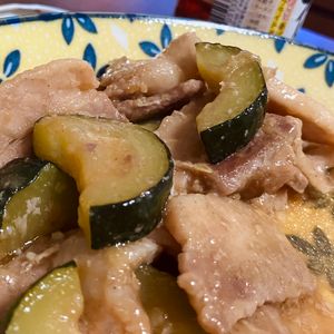 891267の作ってみた!投稿(【豚バラと厚切りズッキーニのにんにく醤油炒め】食材２つで！)
