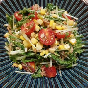 よっこの作ってみた!投稿(＼混ぜるだけ／加熱なし5分【水菜とトマトの和風ツナサラダ】)