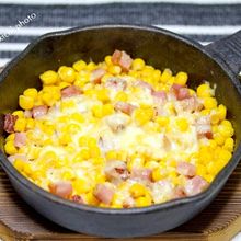 スキレットで「コーンベーコンバター」
