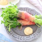 3分で華やか副菜♡豆苗とモッツァレラチーズの生ハム巻き