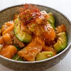 5分でごほうび丼！ごま油香る【サーモンとアボカドのポキ】アツアツご飯に♪