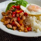 『ガパオライス』肉のうま味に野菜の彩り、香りと辛味が生む一皿