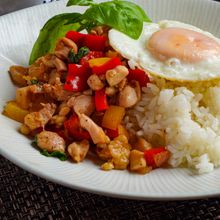 『ガパオライス』肉のうま味に野菜の彩り、香りと辛味が生む一皿