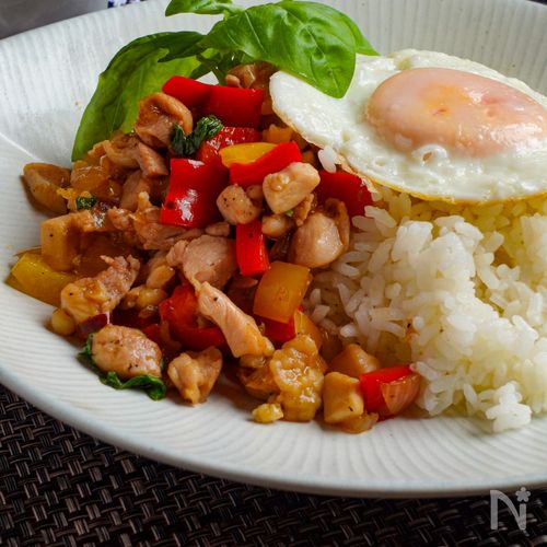 『ガパオライス』肉のうま味に野菜の彩り、香りと辛味が生む一皿