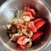 抱えて食べたい!【トマトと新玉ねぎとささみのサラダ】の工程3