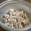 茹で豚こまときゅうりとトマトと紫蘇のさっぱり和えの工程2