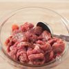 ワンパンで胃袋掴み!【牛肉とコーンの焼き飯】の工程1
