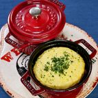 朝食にピッタリなミニココットで「チーズスフレオムレツ」