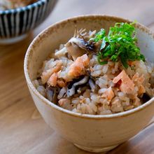 【超簡単ぶちこむだけ♪鮭と舞茸のだしうま飯】出汁の旨み◎