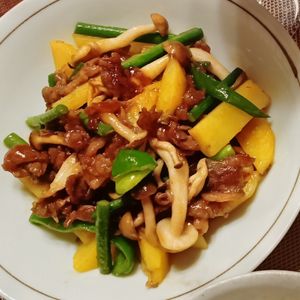 RIOの作ってみた!投稿(牛こまとじゃがいもとピーマンとしめじのオイスター炒め)