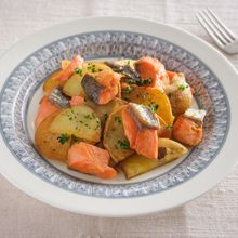 アラスカ産紅鮭とじゃがいものマヨカレー焼き