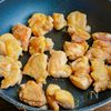 鶏肉とさつまいもの黒酢照り炒めの工程4