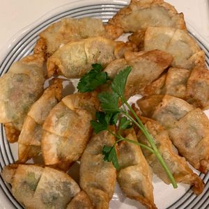 ぐ〜たら子の作ってみた!投稿(ラー油だけで醤油いらず♡我が家の味付き餃子)