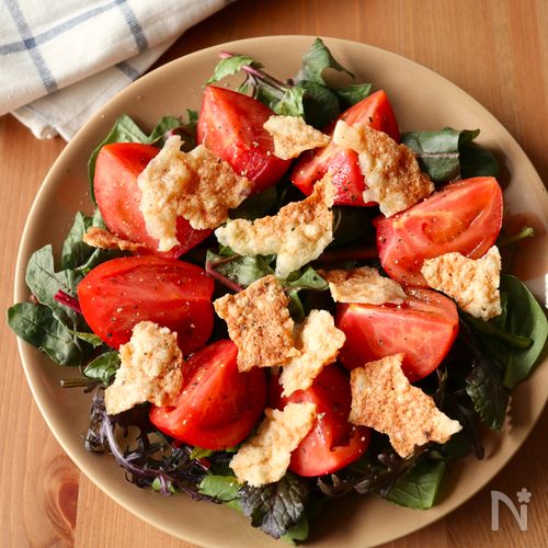 レンジで簡単5分♩【カリカリチーズとトマトのサラダ】