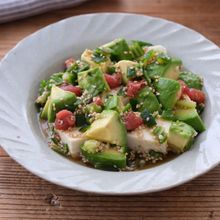 食物繊維たっぷりでヘルシー!オクラとアボカドの梅豆腐和え