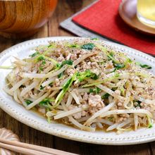 5分で作る節約おかず『もやしと豆苗のオイスターそぼろ炒め』