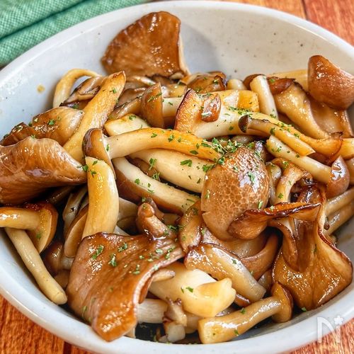 5分でパパッと♪【2種のきのこのバター醤油炒め】コク旨♡