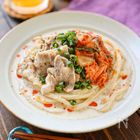 【10分で完成】冷凍うどんで「爆うま麺レシピ3選」レンジでパパッと｜レシピ本もご紹介
