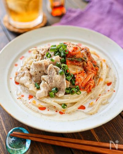 【10分で完成】冷凍うどんで「爆うま麺レシピ3選」レンジでパパッと|レシピ本もご紹介