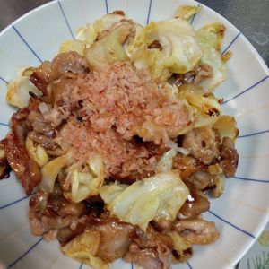 鶏皮坊主の作ってみた!投稿(行列の定食屋さんの🍚豚バラキャベツのおかかポン酢炒め🤩)