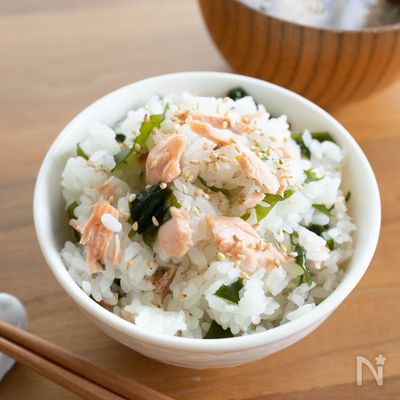 『秋鮭とワカメのだし炊き混ぜご飯』＃白だし