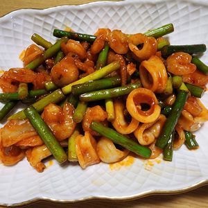 ナムディの作ってみた!投稿(韓国の家庭料理イカ・ベビーホタテ・にんにくの芽の甘辛炒め)