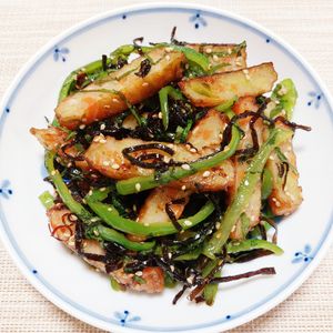 よっこの作ってみた!投稿(ヘルシー和食のお惣菜🥗ピーマンとさつま揚げの塩昆布和え🤤)