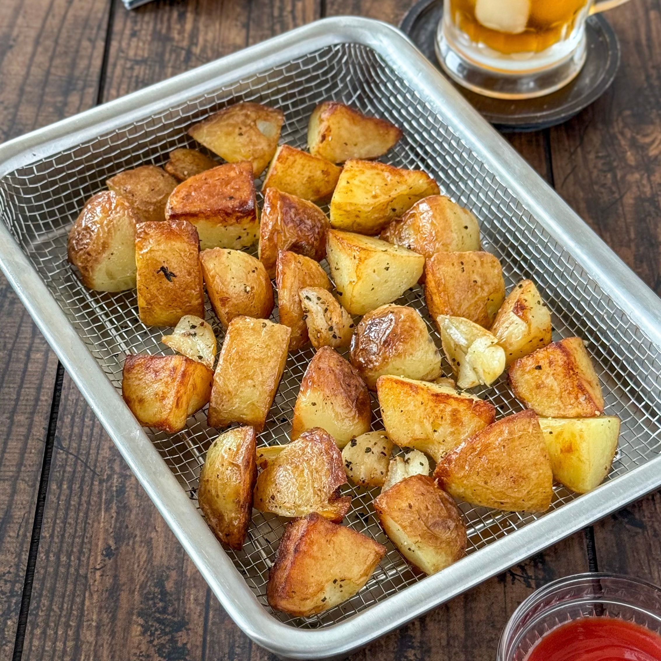 食卓に出したら喰らいつく】 我が家の最強ガーリックポテト | レシピ