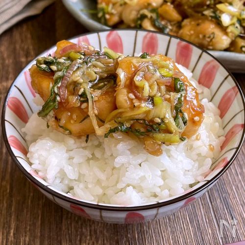 焼いてからめるだけでご飯がすすむ「さっぱり薬味だれチキン」