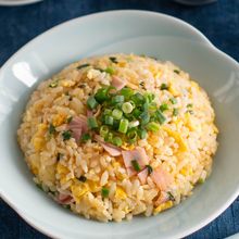 【卵とハムのチャーハン】冷蔵庫によくある材料で♪