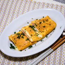 四角いフライパンで作る「ハムチーズオムレツ」