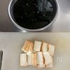 簡単5分!【厚揚げとわかめのピリ辛ごま炒め】クセになる美味さの工程1