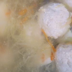 チョコままの作ってみた!投稿(キャベツたっぷり鶏だんごのうま塩スープ)