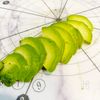 【１０分でおつまみ】漬けホタテとアボカドのとろ～り卵黄乗せの工程2