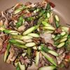 野菜不足解消に！アスパラガスときのこの塩昆布バター炒めの工程5