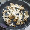 茹でて炒めて混ぜる「海老とほうれん草、舞茸の胡麻和え」の工程3