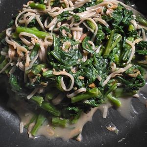 necolonyの作ってみた!投稿(海老と春菊の蕎麦ペペロンチーノ)