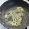 身近な材料で大満足【ベーコンとしめじのバター焼きうどん】の工程2