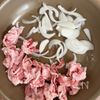 味濃い系◎【豚こま玉ねぎのごま味噌にんにく炒め】ご飯が進む♪の工程1