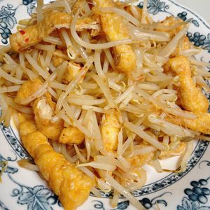 まるみん★の作ってみた!投稿(【もやしと油揚げの中華風ピリ辛炒め】１食30円おつまみ副菜♡)