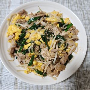 とももの作ってみた!投稿(【豚もやしニラたま】10分で完成!パパっと美味しく栄養満点♪)