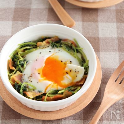豆苗とベーコンのエッグココット