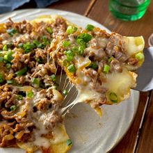 じゃがいもの甘辛そぼろチーズ焼き