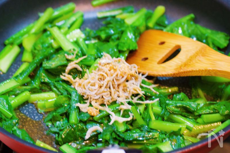 作りおきやお弁当に♪『じゃこポンおかか de 無限小松菜』 by Yuu レシピサイト Nadia ナディア