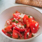味付けシンプル。一番美味しいトマトレシピ「王道トマトサラダ」