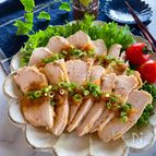 レンジで簡単♪しっとりやわらか蒸し鶏のレモニオンソース