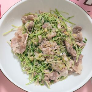 milkの作ってみた!投稿(美味しい節約レシピ♡豚こまと豆苗のガーリックねぎ塩レモン炒め)