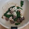 箸が止まらな〜い！ちくわこんにゃくほうれん草の甘辛炒めの工程1