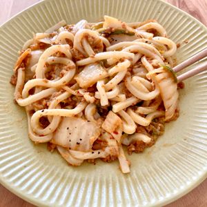 りぃママの作ってみた!投稿(チーズがとろり♪キムチと挽肉の焼きうどん)