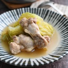 材料2つを煮るだけ簡単!鶏手羽元と春キャベツの和風ポトフ